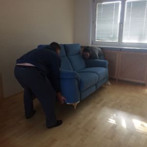 Das neue Sofa wird platziert